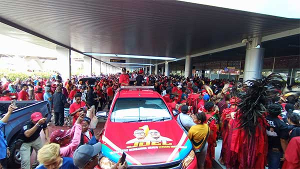 JOEL Ribuan Warga Jemput di Bandara