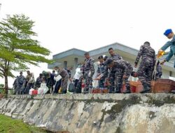 Lanal Aru Musnahkan 1000 Liter Miras Sitaan di Pelabuhan Yos Soedarso Dobo