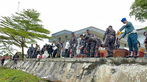 Lanal Aru Musnahkan 1000 Liter Miras Sitaan di Pelabuhan Yos Soedarso Dobo 1 Lanal Aru Musnahkan 1000 L Sopi