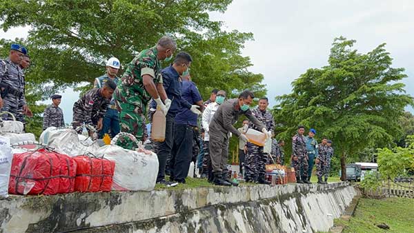 Lanal Aru Musnahkan 1000 Liter Miras Sitaan di Pelabuhan Yos Soedarso Dobo 2 Lanal Aru Musnahkan 1000 L Sopi2