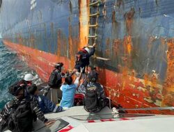 Tim XQR Satrol Lantamal X Bantu Evakuasi Medis ABK MV ALS Kronos Berbendera Liberia