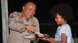 Anggota Polisi Bocah Papua Erat tanpa Sekat