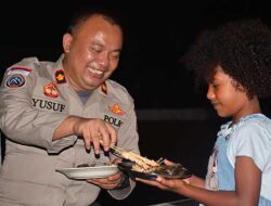 Momen Kedekatan Anggota Polri Bersama Anak Papua : Akrab Tanpa Sekat