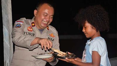 Momen Kedekatan Anggota Polri Bersama Anak Papua : Akrab Tanpa Sekat