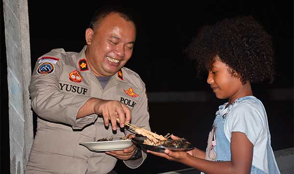 Anggota Polisi Bocah Papua Erat tanpa Sekat