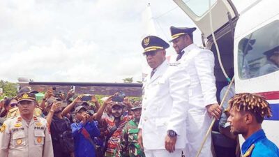 Sambutan Ribuan Warga hingga Prosesi Adat Warnai Kedatangan Roby-Kevin di Bandara Kasonaweja