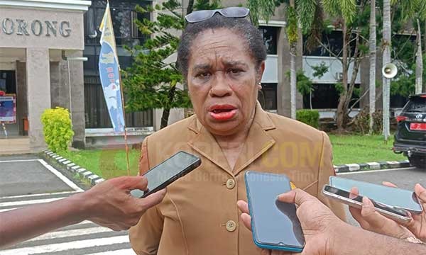 Kepala Dinas Kesehatan, Pengendalian Penduduk dan KB PBD Naomi Netty Howay saat memberikan keterangan pers / Foto : Suzan