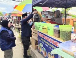 Anggota DPR Kota Sorong MSB Borong Takjil Penjual dan Bagikan ke Sesama