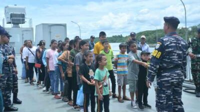 Wujud Cinta TNI, GPdI Ekklesia Ministry Sorong Kunjungi KRI Teluk Wondama-527