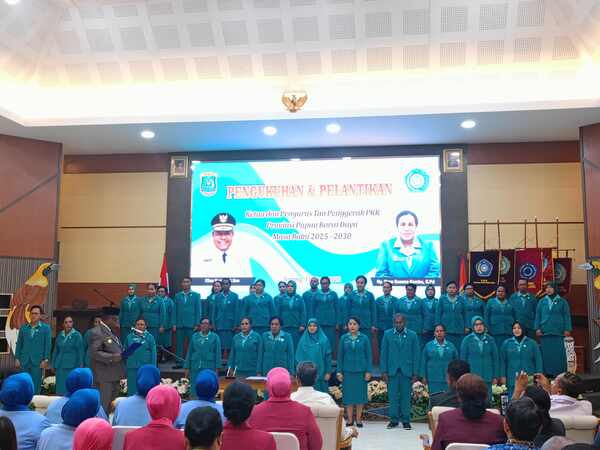 Gubernur Papua Barat Daya, Elisa Kambu melantik TP PKK Provinsi Papua Barat Daya/Foto : Suzan