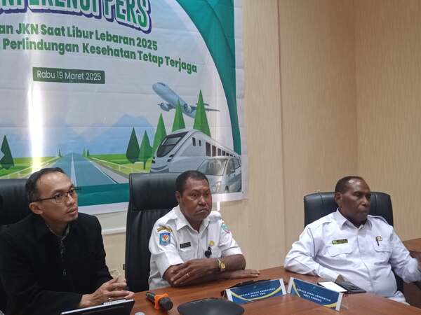 Kepala Cabang BPJS Kesehatan Sorong, Pupung Purnama didampingi Sekretaris Dinas Kesehatan, Pengendalian Penduduk dan Keluarga Berencana Provinsi Papua Barat Daya, Hansen Maikel dan Kepala Dinas Kesehatan Kota Sorong, Hermanus Kalasuat saat memberikan keterangan pers/foto : Suzan