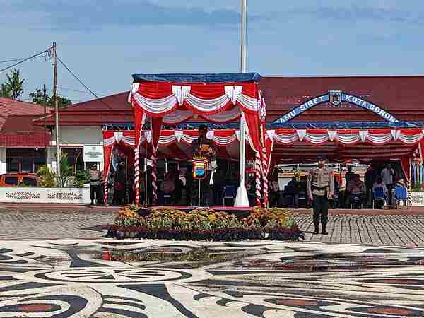 Kapolda Papua Barat Daya, Brigjen Pol Gatot Haribowo memimpin Apel Gelar Pasukan Operasi Kepolisian Terpusat Ketupat Dofior 2025/foto : Suzan