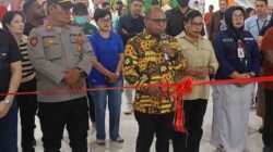 Walikota Sorong, Septinus Lobat menggunting pita sebagai tanda Peresmian Soft Opening Paragon Square Mall Sorong resmi dibuka//foto : Suzan