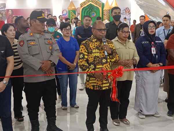 Walikota Sorong, Septinus Lobat menggunting pita sebagai tanda Peresmian Soft Opening Paragon Square Mall Sorong resmi dibuka//foto : Suzan