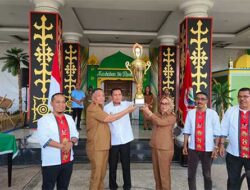 Terbaik di Pesparawi XI Maluku, Kontingen-LPPD Ambon Serahkan Tropi Juara Umum ke Wali Kota