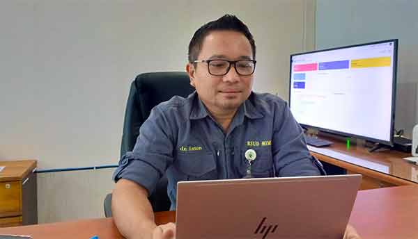 Direktur RSUD Mimika dr Agustinus Pasulu