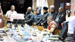 Ketua KPU Papua Barat Paskalis Semunya menyerahkan sisa dana hibah Pilkada serentak tahun 2024 kepada Gubernur Dominggus Mandacan di lantai 5 ruang rapat kantor Gubenur Papua Barat, Manokwari, Rabu (9/4/2025) / Foto : Ist