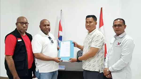 Ketua DPW PERINDO Papua Billy Suwae menyerahkan SK DPP terkait Keputusan Pembentukan AKD DPRD Mamberamo Raya kepada Ketua DPD PERINDO Mamberamo Raya Tan Sri Gajalio / Foto : NAP
