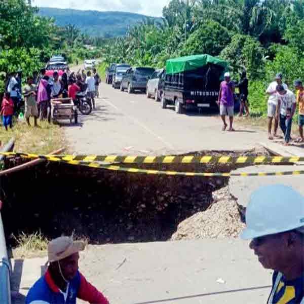 BPJN Maluku Masih Tangani Jembatan Amblas Wai Kian, Ini Perkiraan Selesainya 2 Kondisi jembatan Kian yang amblas / Foto : Ist