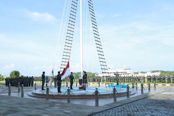 Inspektur Koarmada III Pimpin Upacara 17-an, Tegaskan Integritas-Disiplin Prajurit TNI 3 IMG 20250417 WA0011