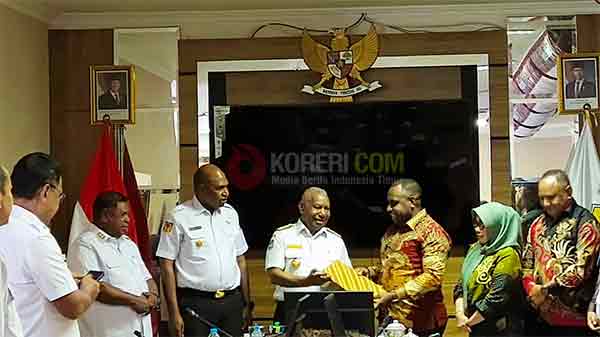 Ketua Bawaslu PB serahkan Sisa Anggaran Pilkada