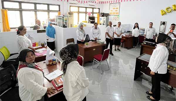 Wawali Ely Sidak ke Sejumlah OPD Kota Ambon, Begini Penilaiannya 2 Wawali Wly Sidak OPD Kota Ambon2