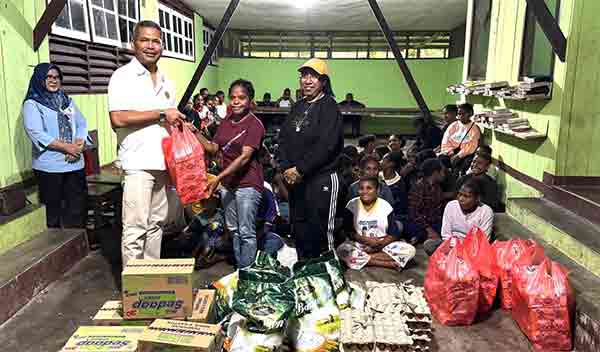 2 Legisltor Papua Berbagi di Batas RI PNG