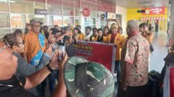 Bupati JR Sambut 21 Warga Terlantar di Bandara