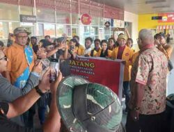 Sambut 21 Warganya di Bandara Timika, Ini Kritik Keras Bupati Rettob ke PT. HAL