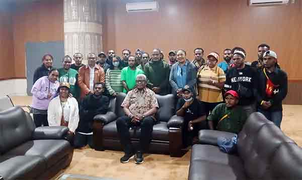 Sambut 21 Warganya di Bandara Timika, Ini Kritik Keras Bupati Rettob ke PT. HAL 2 Bupati JR Sambut 21 Warga Terlantar di Bandara2