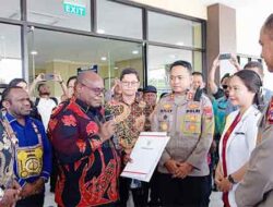 Gubernur Meki Serahkan Mobil Ambulans, Dukung Layanan Kesehatan TNI-Polri di Timika