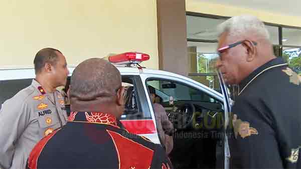 Gubernur Meki Serahkan Mobil Ambulans, Dukung Layanan Kesehatan TNI-Polri di Timika 2 Gub Meki Serahkan 2 Mobil 2Ambulans2