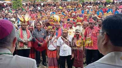 Gubernur PBD Jadi Saksi Sejarah Penyerahan Mgr. Bernardus Baru Ditahbis Jadi Uskup Timika
