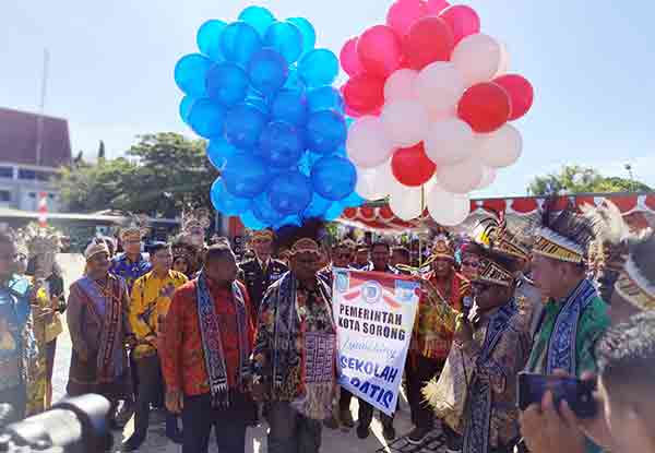 Gubernur PBD-Wali Kota Sorong Resmi Launching Pendidikan Gratis, Dimulai Juli 2025 2 Gub PBD Walkot Srg Launching Porgram Gratis3