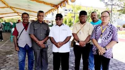 Wakil Bupati Mimika Emanuel Kemong saat memberikan keterangan pers di Gereja Katedral Tiga Raja Timika, Papua Tengah, Senin (12/5/2025) / Foto: Donny