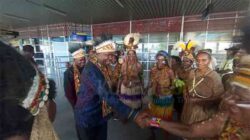 Mgr. Bernardus Bofitwos dimata Bupati Intan Jaya : Ayah Rohani bagi Tanah Papua 13 Bupati Intan Jaya, Aner Maisini saat tiba di Bandara Mozes Kilangin Timika, Papua Tengah, Selasa (13/5/2025)/Foto: EHO