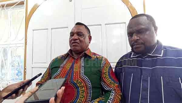 Bupati Maybrat, Karel Murafer didampingi Sekda Ferdinandus Taa saat memberikan keterangan pers di Timika, Papua Tengah, Selasa (13/5/2025) / Foto: EHO