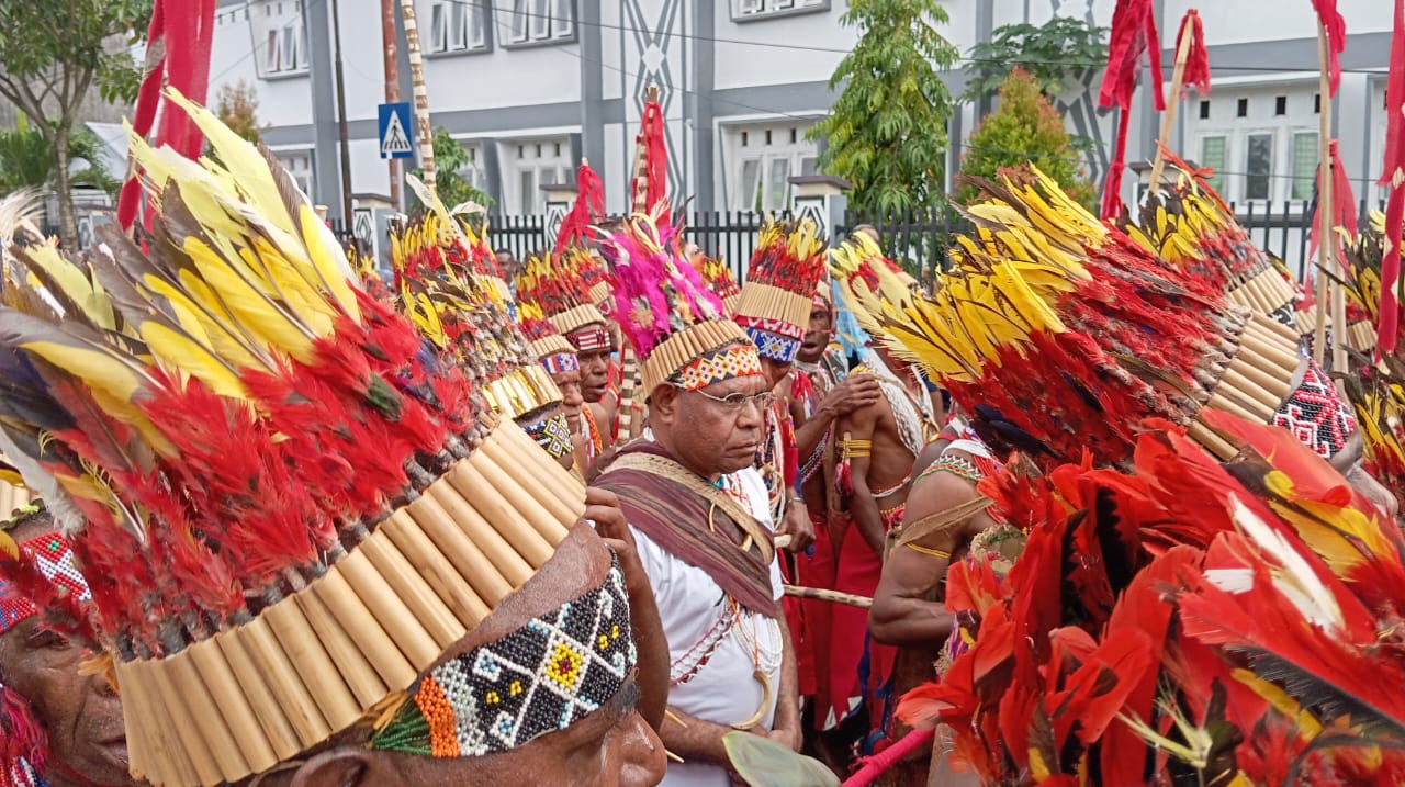 Mgr. Bernardus Bofitwos Baru diarak tarian Wuon ke Gereja Katedral Tiga Raja Timika, Papua Tengah, Rabu (14/5/2025) / Foto : EHO