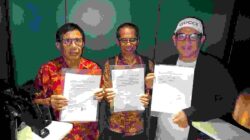 Ketua Umum PWI hasil Kongres Bandung, Hendry Ch Bangun (kiri) dan Ketua Umum PWI hasil KLB Zulmansyah Sekedang (kanan) serta anggota Dewan Pers Dahlan Dahi pose bersama seusai penandatanganan Kesepakatan Jakarta, Jumat (16/5/2025) tengah malam, di Jakarta. Melalui Kesepakatan Jakarta, kedua pihak sepakat mengakhiri konflik melalui Kongres Persatuan / Foto : Ist