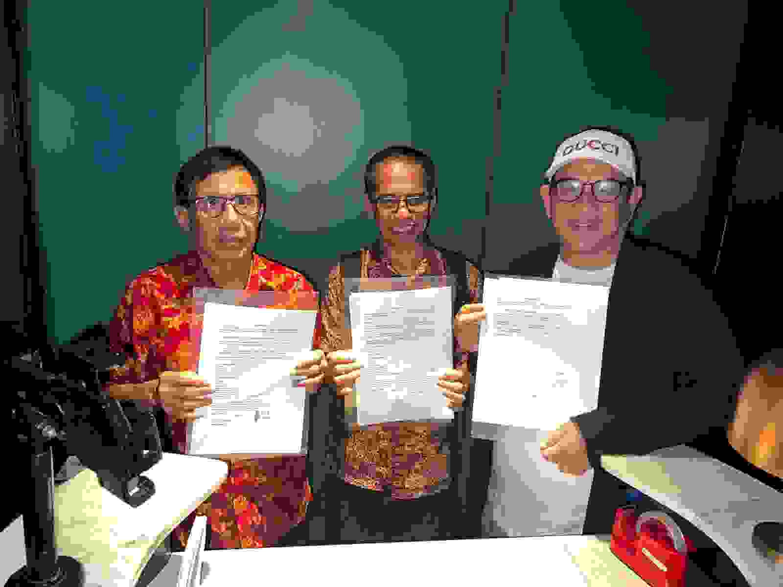 Ketua Umum PWI hasil Kongres Bandung, Hendry Ch Bangun (kiri) dan Ketua Umum PWI hasil KLB Zulmansyah Sekedang (kanan) serta anggota Dewan Pers Dahlan Dahi pose bersama seusai penandatanganan Kesepakatan Jakarta, Jumat (16/5/2025) tengah malam, di Jakarta. Melalui Kesepakatan Jakarta, kedua pihak sepakat mengakhiri konflik melalui Kongres Persatuan / Foto : Ist