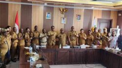 Wabup Emanuel Kemong pose bersama staf ahli, Kepala Distrik, Lurah se-Kabupaten Mimika dan OPD saat rapat pembentukan koperasi merah putih di lantai 3 Kantor Bupati Mimika, Papua Tengah, Senin (19/5/2025) / Foto: Ist