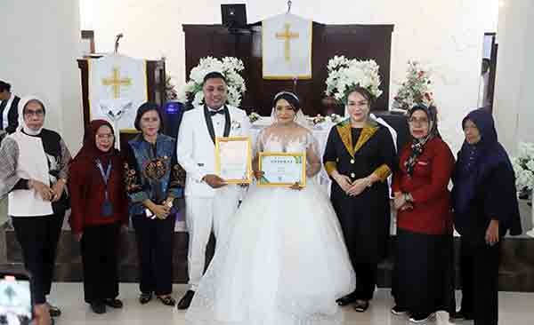 Cegah Stunting, Lisa Wattimena Kembali Serahkan Sertifikat Elsimil ke Calon Pasutri 1 Lisa Wattimena Sertifikat Elsimil2