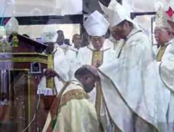 Mgr. Bernardus Baru Resmi Ditahbis Jadi Uskup Timika, Surat Paus Fransiskus Dibacakan