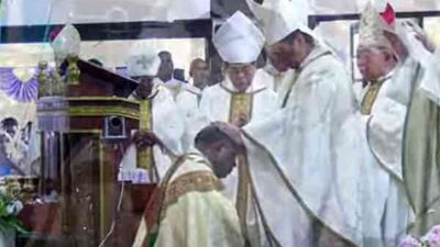 Mgr. Bernardus Bofitwos Baru ditahbiskan