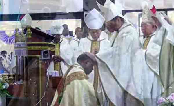 Mgr. Bernardus Bofitwos Baru ditahbiskan