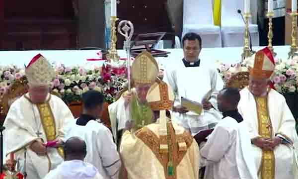 Mgr. Bernardus Bofitwos Baru ditahbiskan2