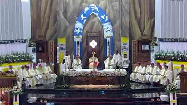 Mgr. Bernardus Bofitwos Baru ditahbiskan3