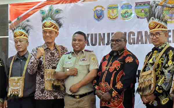 Roy Wayoi Dorong Kantor BPN di 4 Kab