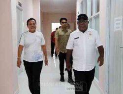 Datangi Disdik Mimika di Momen Hardiknas 2025, Wabup Kemong Malah Temukan Ini