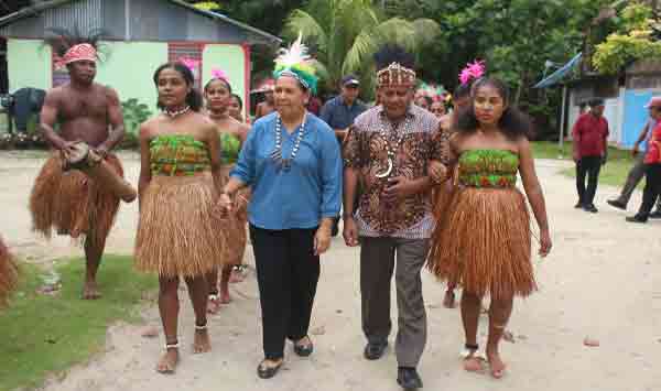 Constant Karma Pulang Kampung: Dari Tanah Leluhur, Bawa Harapan Papua Baru 2 Constant Karma Tanah Leluhur Biak2